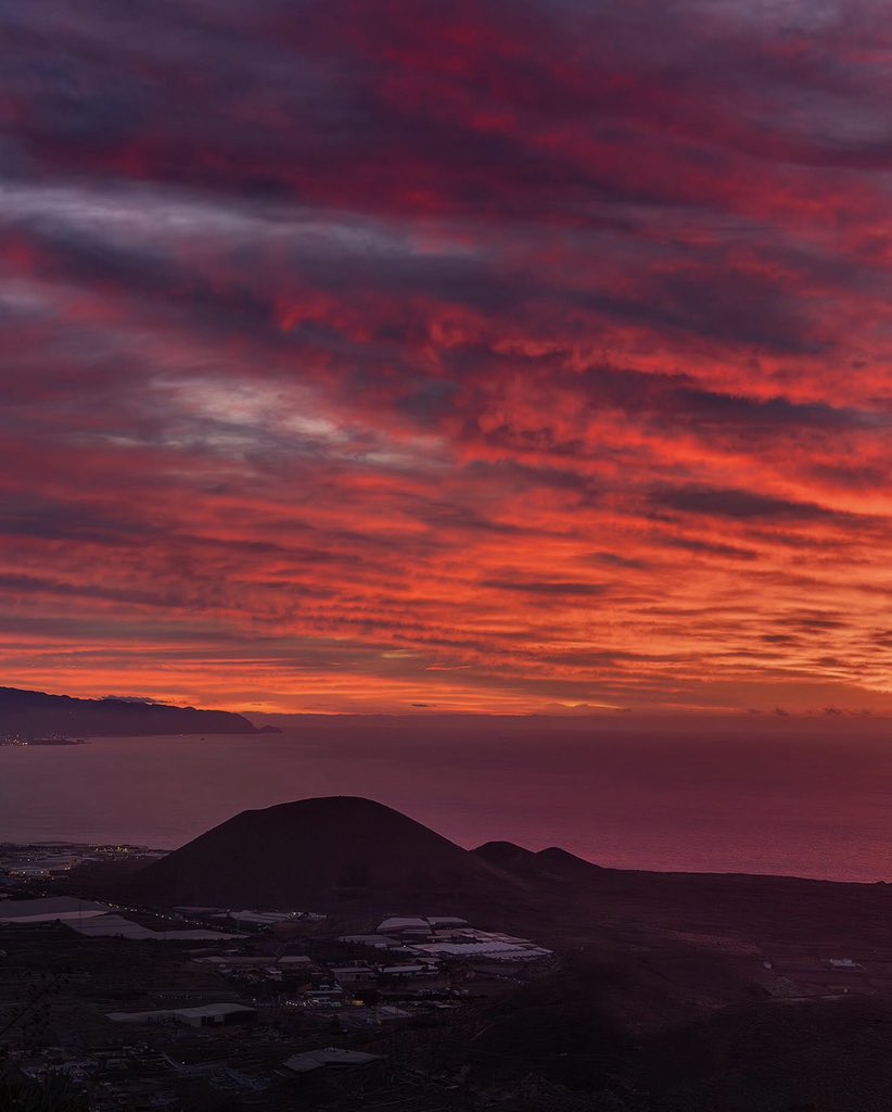 Imanolzuaznabar's tweet photo. Así ha sido el espectacular amanecer de hoy en Tenerife. https://t.co/VsfpbZoJd5