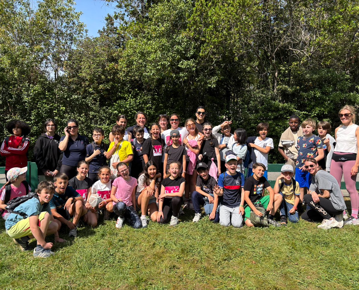 mairie6_8's tweet photo. Ils ont couru pour l'association ELA ! Plus de 300 élèves de l'école Jean Mermoz (8e) ont dévalé les 300 mètres du jardin de Bagatelle. Objectif : se mobiliser pour les enfants atteints de leucodystrophie, une maladie génétique rare. Retour en images sur ce beau moment de cohésion 👇