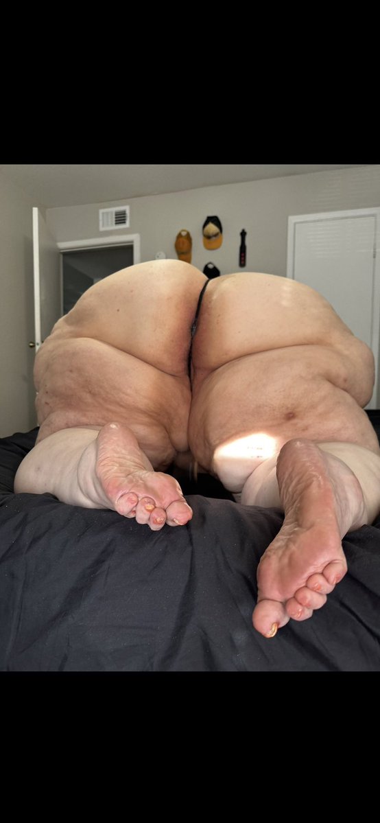 LibraDramatique's tweet photo. I don’t need special angles to make my butt look huge.. It literally IS huge..i can’t make it NOT look huge…from every dang angle! 😩😩😩 https://t.co/okiE331bZ8