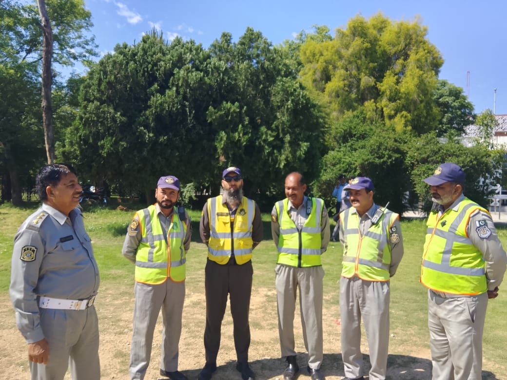 ICT_Police's tweet image. چیف ٹریفک آفیسر محمد سرفراز ورک کی ہدایت پر زونل ڈی ایس پیز کا مختلف ڈیوٹی پوائنٹس کا دورہ۔ ٹریفک روانی کا جائزہ لیا اور ڈیوٹی پر موجود ٹریفک پولیس افسران کو ڈیوٹی کے حوالے سے بریف کیا۔

#WeRIslamabadPolice #ITP #Islamabad