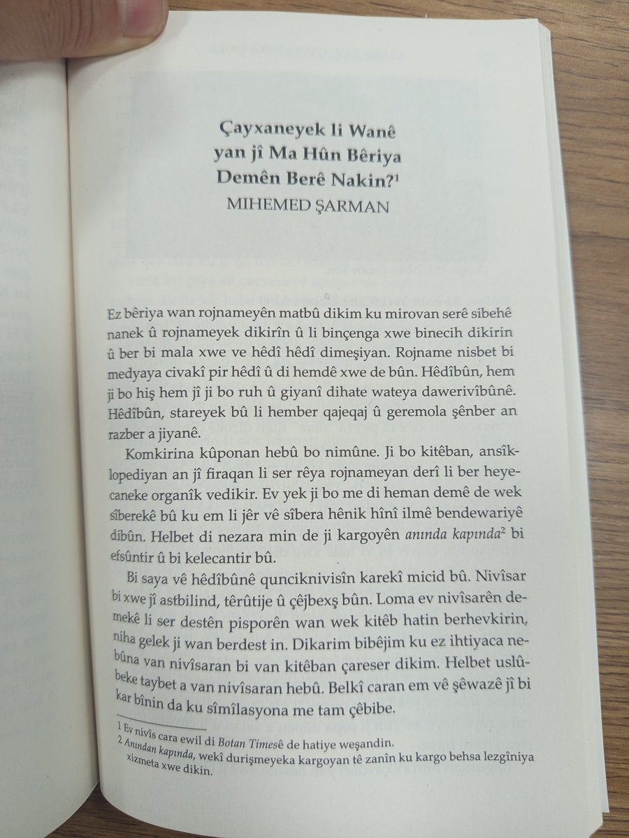 werzeba1's tweet photo. Ev kitêb li ser qehwexaneyên  hatîye nivîsandin. Weşenger û nivîskarê zîrek, İnan @inanoloo  berhev kiriye. Kitêbeke pir xweş e,kapax jî bêhempaye jê nemînin.  Kovara Bar @barhelbest gihîşt destê min; di vê çolistanê de hê li pey helbestê bi dilxweşî dimeşim, hejmareke têr û tije ye ,daîmî be.