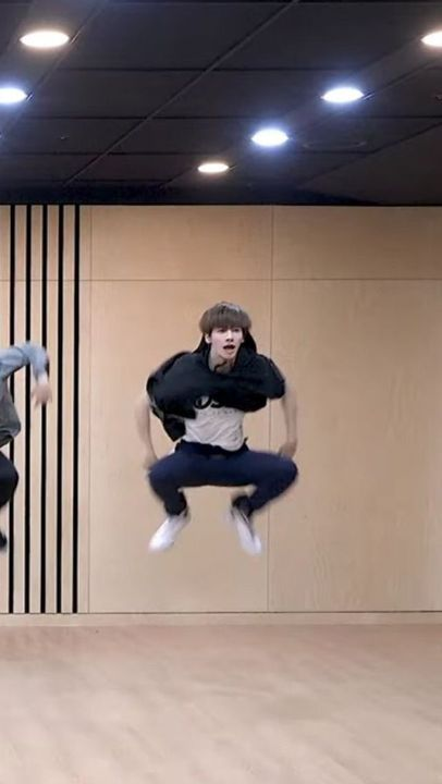 Vantarighthere's tweet photo. Kpop idols be dancing perfectly.
while i’m tired walking to the fridge. https://t.co/rZQTPwDk9E