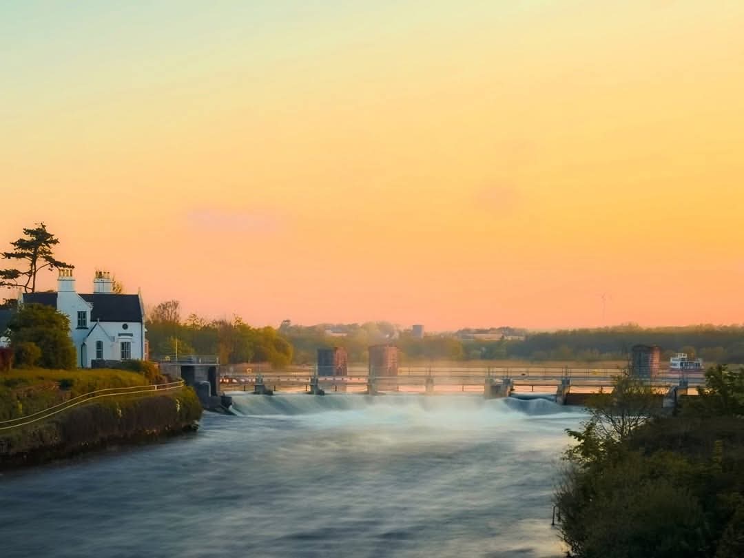 ThisIsIreland3's tweet image. Dawn at the Salmon Weir in Galway 😲
Simply spectacular 🌅

Good morning from Ireland ☘️
Have a terrific Tuesday all 💚 

📍County Galway - Ireland 🇮🇪 

📸 mykeld24 

#Galway #Dawn #Ireland #Sunrise #SalmonWeir #Galwaycity #Goodmorning #Tuesday