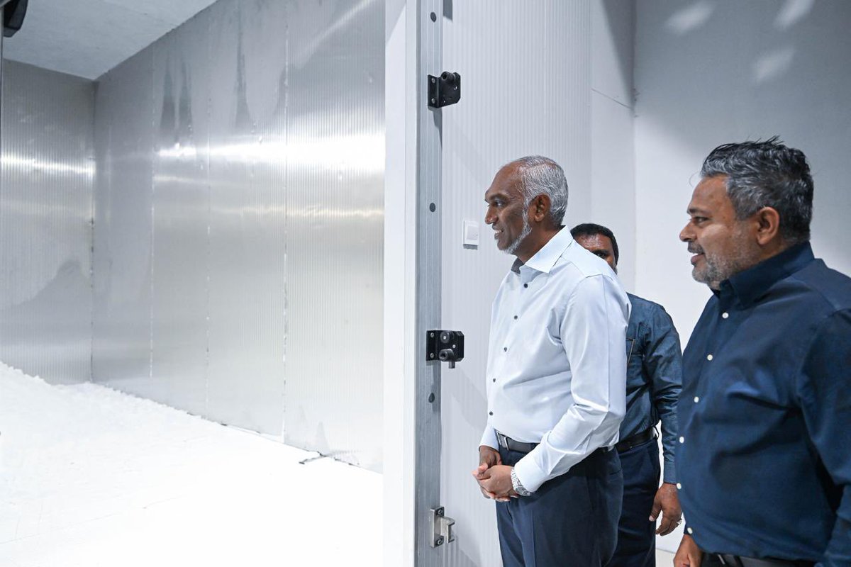 Mamdooh_Yoonus's tweet photo. 2024، ސެޕްޓެމްބަރު 24 ވަނަ ދުވަހު ސޮއި ކުރެވި، 2025 ވަނަ އަހަރު އަމަލީ މަސައްކަތް ފަށާ، ހަމަ އެއަހަރު އެމަސައްކަތް ނިންމާ، 2025، އޮކްޓޯބަރު 15 ވަނަ ދުވަހު، ފުނަދޫ އައިސް ޕްލާންޓު ވަނީ ހުޅުވާފައި. އަދި މިހާރު އަންނަނީ ހިދުމަތްދެމުން.

މީގެ އިތުރުން: 

ވަދު ކަނދުފަތި ނަންބަރު: D09V01
2024، މާޗް 03 ވަނަ ދުވަހު، ވަދު ކަނދުފަތި، ށ.ފުނަދޫ އިރުން 4.5 މޭލު ބޭރުގައި ގާއިމްކުރެވިފައި.

ވަދު ކަނދުފަތި ނަންބަރު: D09V03
2025، އޮކްޓޯބަރ 10 ވަނަ ދުވަހު، ވަދު ކަނދުފަތި، ށ.އެކަސްދޫ އިރުދެކުނުން (ށ.މާއުނގޫދޫ އިރުއުތުރުން) 5 މޭލު ބޭރުގައި ގާއިމްކުރެވިފައި.

ދޮށީ ކަނދުފަތި ނަންބަރު: D09D01
2026، މެއި 05 ވަނަ ދުވަހު، ދޮށީ ކަނދުފަތި، ށ.ފުނަދޫ އިރުއުތުރުން 11.5 މޭލު ބޭރުގައި ގާއިމްކުރެވިފައި.

އެމްޑީޕީގެ ވެރިކަން ނިމިގެން ދިޔައިރު، މަސްވެރިންނަށް ނުދައްކާ އޮތް، 270 މިލިއަނަށްވުރެ ގިނަ ރުފިޔާ މިސަރުކާރުން ދައްކާ ހަލާސްކޮށް، މިހާރު އަންނަނީ، މަސްވެރީން ކިރާ މަހަށް 48 ގަޑިއިރު ތެރޭގައި ބަރާބަރަށް ފައިސާ ދައްކަމުން. އަދި މަސްވެރީންނަކީ، މާލީ އިދާރާތައް، ދަންނަ ބަޔަކަށް ހައްދަވައިދެއްވާ، ކޮންމެ އަތޮޅަކުން އެސްޓީއޯ ރޭޓުގައި ތެޔޮ ލިބޭނެ އިންތިޒާމާއިި ރާއްޖޭގެ ހުރިހާ ސަރަހައްދަކުން އައިސް ލިބޭނެ އިންތިޒާމު ހަމަޖައްސަވައިދެއްވީ، ރައީސް @MMuizzu ގެ މިސަރުކާރުން.