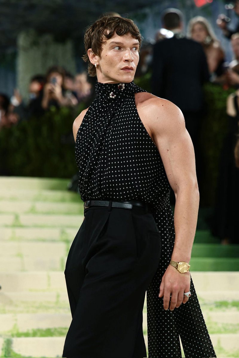 powvenie's tweet photo. Connor fue a la Met Gala mostrando brazos y al after party mostrando puro pecho. Me parece perfecto la población femenina lo necesitaba https://t.co/hkuOWFXWot