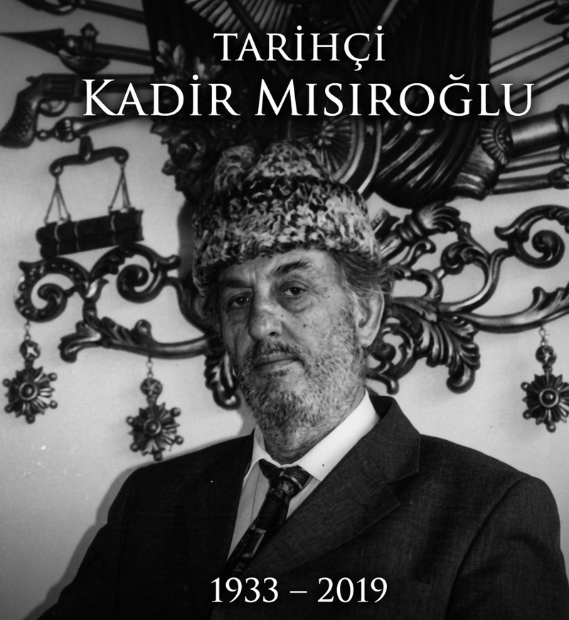 mahfildijital's tweet photo. 🔴 Tarihçi Kadir Mısıroğlu, 7 yıl önce bugün vefat etti. 

Mısıroğlu, tarihçiliğini salt bir akademik uğraş değil, bir dava mücadelesi olarak tanımlamış ve bu karakterini de şu sözleriyle ifade etmişti:

"Sen bir yol mu tutmak istiyorsun? Davaların davası İslam'dır. Bizi Allah yolunda yürüyenler sevsin. Tersine yürüyenler de aman sevmesin. 

Beni tanıyan herkes ya dost ya da düşman olmaya mecbur. Çünkü benim bir tarafım var, Muhammedilik..."
