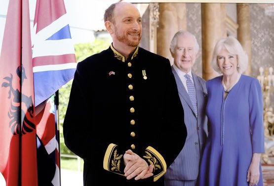 AlastairKS's tweet image. Looking very smart @markgooding @ChrisTrott @AlexWEllis ! Some of us envy how the @FCDOGovUK pays for your uniform in such places. At the right grade, UK diplomats can wear it anywhere, but have to pay ourselves. It’s great for parties though! Should more #diplomats wear uniform?