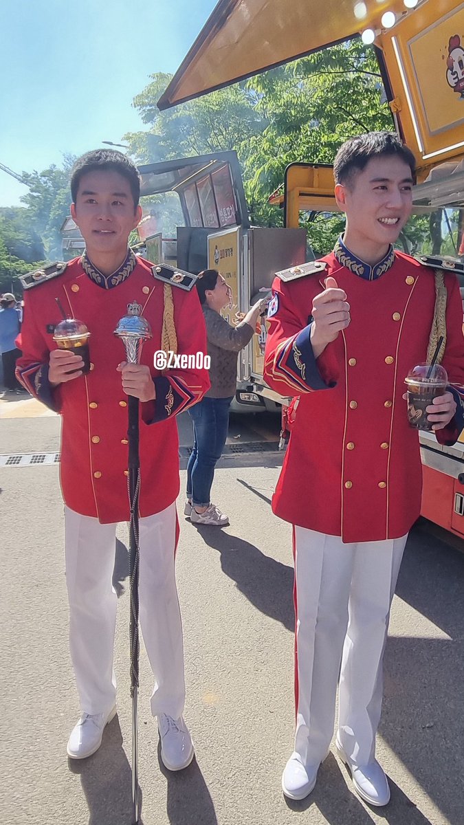 เด็กแฝด ไปต่อแถวรับน้ำวันเด็กมางับ🫡😁
#YUGYEOM #유겸 <a href="/yugyeom/">김유겸</a> #정우