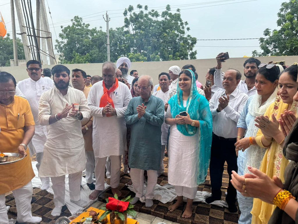 PrasantaChawar1's tweet photo. हरियाणा के पूर्व मुख्यमंत्री एवं माननीय केंद्रीय मंत्री श्री @mlkhattar जी के जन्मदिन के अवसर पर आयोजित हवन में शामिल होकर ईश्वर से उनके उत्तम स्वास्थ्य, दीर्घायु एवं निरंतर जनसेवा के लिए ऊर्जा प्रदान करने की कामना की।
पुनः आपको जन्मदिवस की हार्दिक बधाई एवं शुभकामनाएं 🙏🏻🌸 https://t.co/SjtWOu5zMy