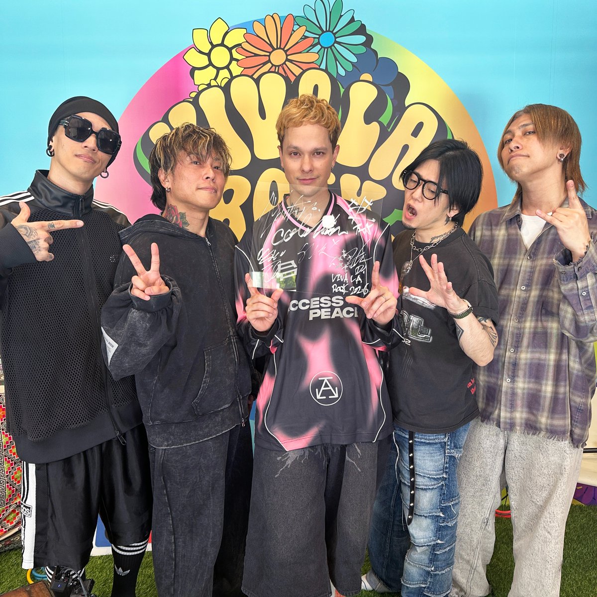 LINEVOOM_Japan's tweet photo. ＼⋱『VIVA LA ROCK 2026』プレゼントキャンペーン🎁／⋰

#ビバラ に出演した #coldrain(@coldrain_jp)のサイン入りパネルが当たる✨

▼応募方法
このアカウントをフォロー
この投稿をリポスト

▼キャンペーン規約
https://t.co/wH6R3ejJJy

⇩LIVE配信もチェック🎸5/5（火） よる8時～