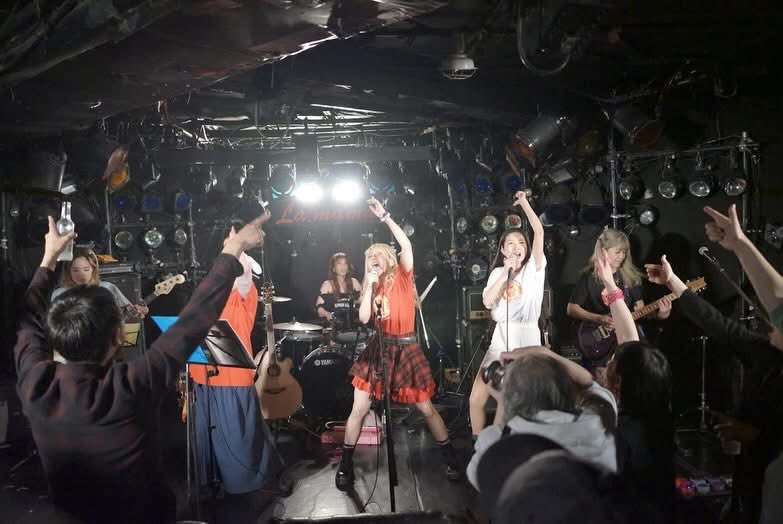 Kyon_0128Pyun's tweet photo. 渋谷ガビガビ２１周年
inラママ🎉
今年も最高のメンバーで
一夜限りのガールズバンド
平成女祭BANDで参戦ᐠ( ᐛ )ᐟ

千葉さん今年もチーバックで
誰よりも熱いパフォーマンス☺️

大好きな千葉さんとガビガビの
皆さんのライブ✨️
最高の夜✨️happyな夜でした✨

#渋谷GABIGABI21周年
#Lamama https://t.co/drRknKzres