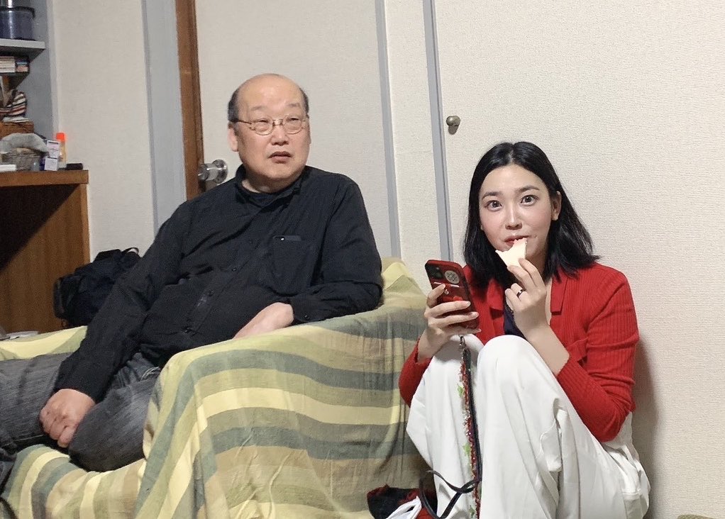 なんと！土曜日14時の回が早くも完売いたしました🙏
ありがとうございます🎶

他の回はまだお席ご用意できますので、ぜひご検討くださいませ😌💕￼

さて、GWも稽古〜〜😃✨✨
ギラギラで飯を食う弟子とどっかみてる師匠

ご予約💁‍♀️
x.gd/Ux7FK
おしのし🎀
x.gd/f7OJD