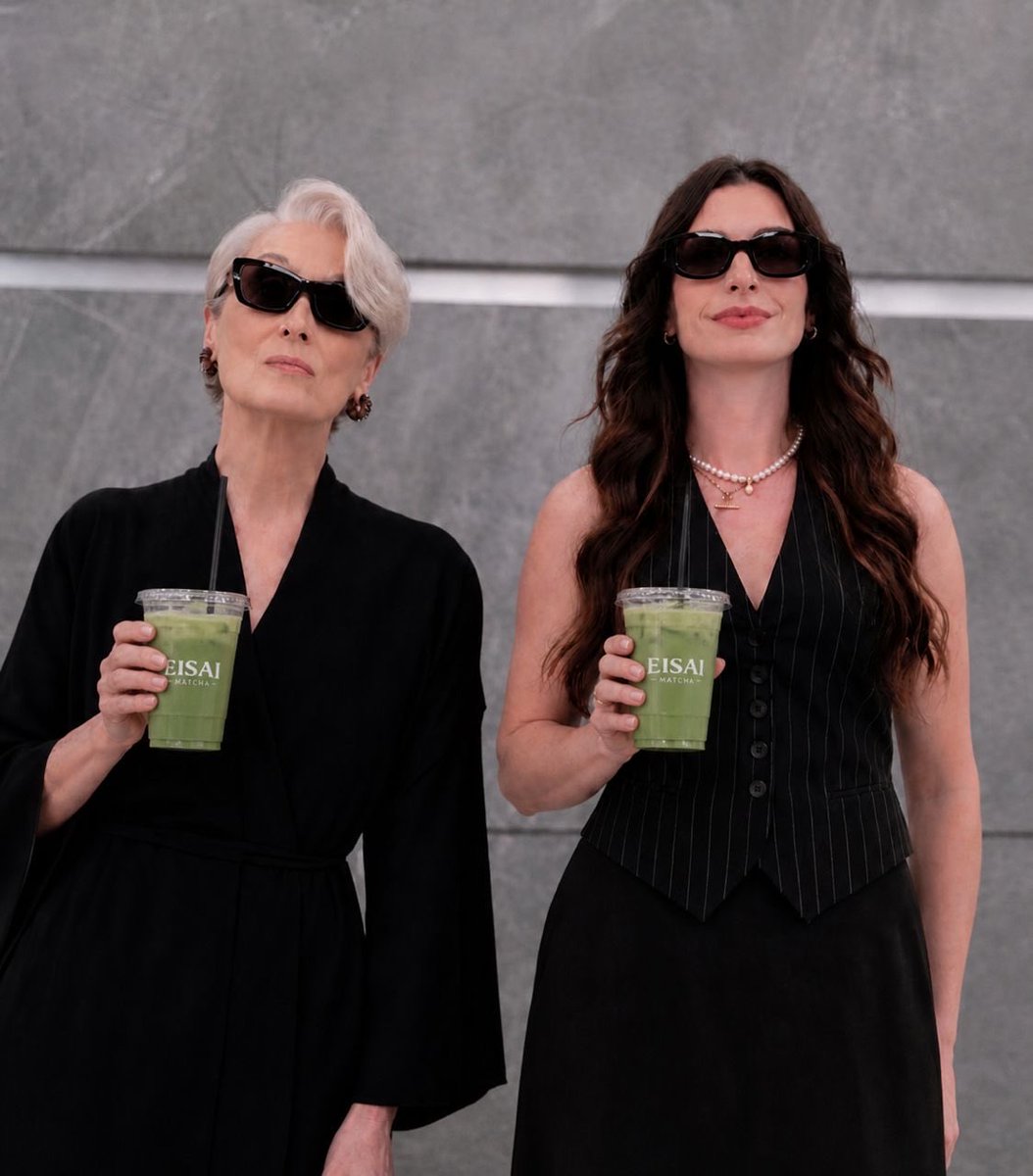 Eisaimatcha's tweet photo. Zaten sinema dünyasının en stil sahibi ikilisinden başka bir şey beklenemezdi... 🕶️ En iyisini seçmek onların kodunda var, bu yüzden ellerinde Eisai Matcha görmemiz hiç tesadüf değil. Stil her detayda gizlidir! 💅 https://t.co/KWNB4hUI8P