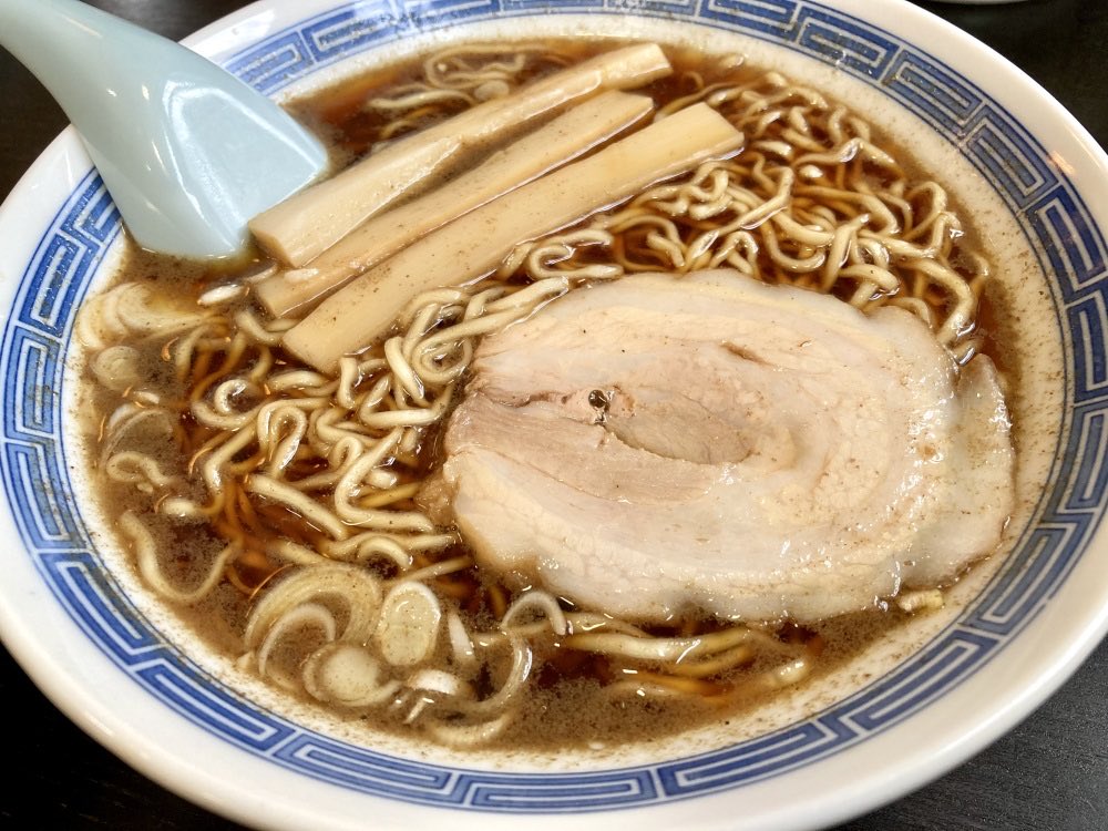 hellskitchen128's tweet photo. お世話様です。

お陰様で「業務用味付メンマが引き立つ絶品中華そば」ですが、

なんと😲

味付メンマが無くなりました👏👏👏

なので明日からは、違う限定商品に…

〜

実はこの前、ハッシュでロイヤルな方と初対面なのにサシ飲みをする機会がありまして、

ヘヴィメタル、ハードロ���ク、ラーメン、プロレスが共通の趣味ってウマが合わんわけ無いですから、めちゃ楽しかったんですよ。

ま、その方、岐阜県出身でして、

岐阜か…、俺、飛騨高山好きなんだよな〜、最後に行ったのは2018年か〜

と、何となく頭に思い浮かびまして…

はい、明日からの限定商品は

「Junkie高山」

です。4日間各日60杯。

過去に数回、高山ラーメンは作ってますが、DNAは残しつつ、ちょっと振り切った商品にします。

パワー系中華そば、そんなイメージで仕上げますので宜しければ是非😄

明日も9時オープンです！