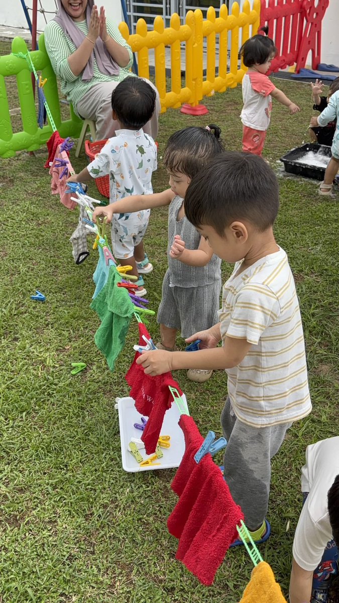 Hari ni teacher suruh mereka belajar basuh baju pulak dah. Kenapa la dera budak2 ni. Haihh kesian lah sikit. Harap lepas ni teacher kena suruh lipat baju, mop lantai, basuh pinggan &amp; berkebun sekali ya.

Kredit : littlecloudsplayschool