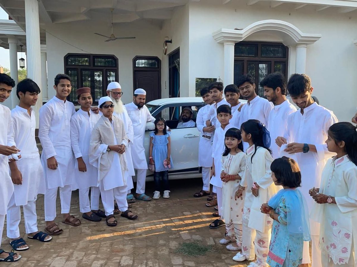 abdulmuheed's tweet photo. कौन कहता है कि अल्लाह नज़र नहीं आता?
मैंने अल्लाह को देखा है —
मेरे गुनाहों की पर्दा-पोशी करते हुए,
मेरी दुआएँ क़बूल करते हुए,
मेरे गुनाहों के बावजूद मुझे रिज़्क देते हुए,
मुश्किलों में मेरा हौसला बढ़ाते हुए,
और मेरी मुश्किलों को आसानियों में बदलते हुए। https://t.co/J8bx7H6T2P
