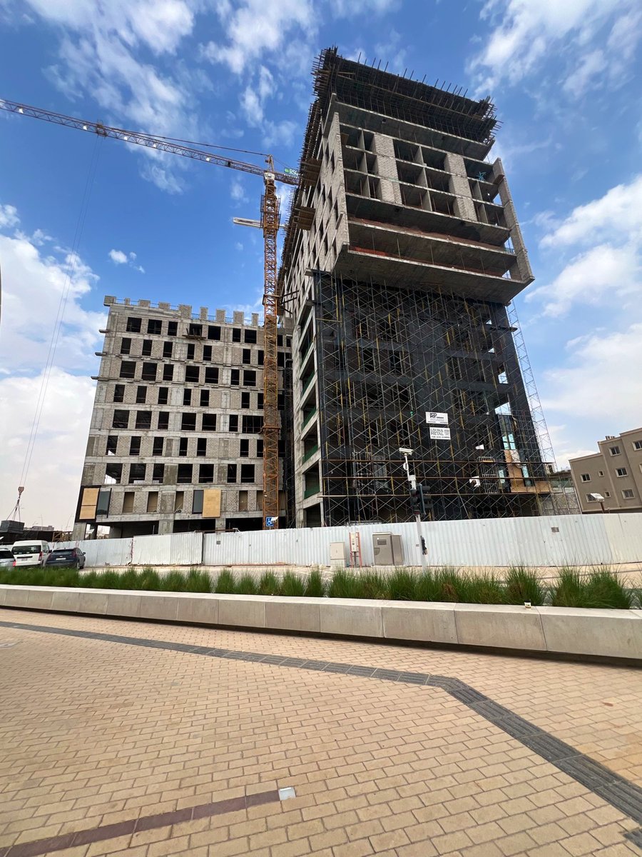 SaudiProject's tweet photo. أعمال الإنشاءات القائمة في مشروع RSG الواقع بحي #الورود في الرياض، حيث يتكون المبنى من 15 طابقًا ويقدم وحدات متعددة الاستخدامات، كما يتميز بموقعه المحاذي مباشرة لمحطة قطار الرياض على الخط الأحمر https://t.co/V0MUqJZJ6w
