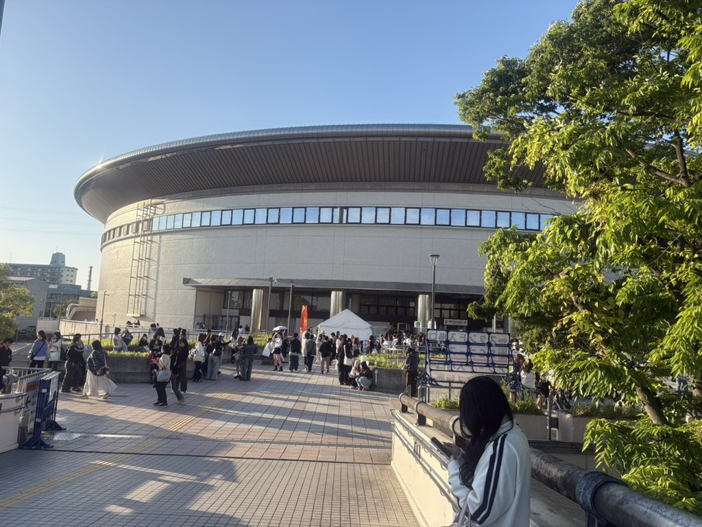 lz3e6l's tweet photo. @aeam_29 会場入口が見える橋におります。 https://t.co/6YMhxFfTe1