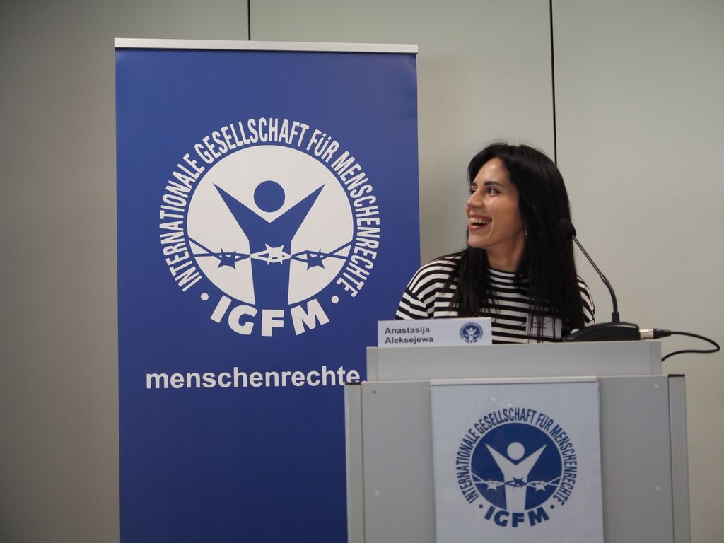 IGFM_DE's tweet image. Anastasija Aleksejewa, Vertreterin der ISHR/IGFM in der Ukraine, berichtete auf der Jahreshauptversammlung der IGFM in Bonn 2026 über die Menschenrechtsarbeit inmitten des Krieges.

Im Fokus ihrer Rede stand die Herausforderung für die Ukraine: die Bewältigung der humanitären