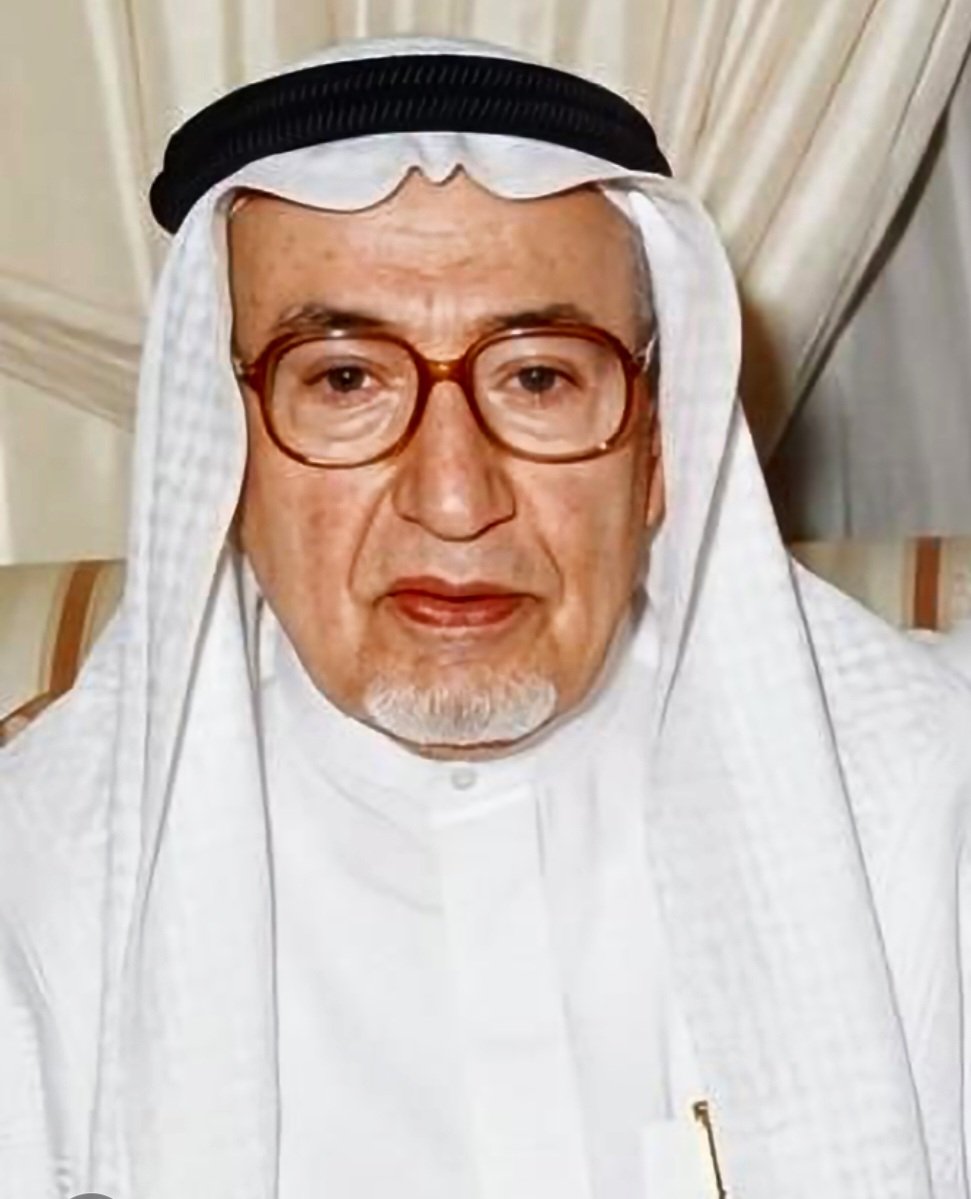abu_taymour's tweet photo. من رجالات الرعيل الاول في كل من الخبر والمنامة والدوحة .. المرحوم الحاج احمد محمد زين العابدين. بدأ تجارة المواد الغذائية في اواخر اربعينات القرن الماضي في الحي التجاري القديم بشارع الملك سعود من الخبر، واشتهر بكونه وكيلا آنذاك للارز البسمتي الفاخر وسمن البقرتين الهولندي. ومع تقدم مجتمعات شرق السعودية وازدهار حركتها التجارية حصل على الوكالة الحصرية لأول تلفزيون امريكي ملون من نوع "أندريا" وخصص له معرضا كبيرا في شارع الملك خالد في اواخر الستينات لكن الجهاز لم يلق قبولا لعدم وجود بث تلفزيوني ملون في تلك الحقبة. رحم الله الحاج احمد كان رجلا مثقفا انيقا كريم السجايا
