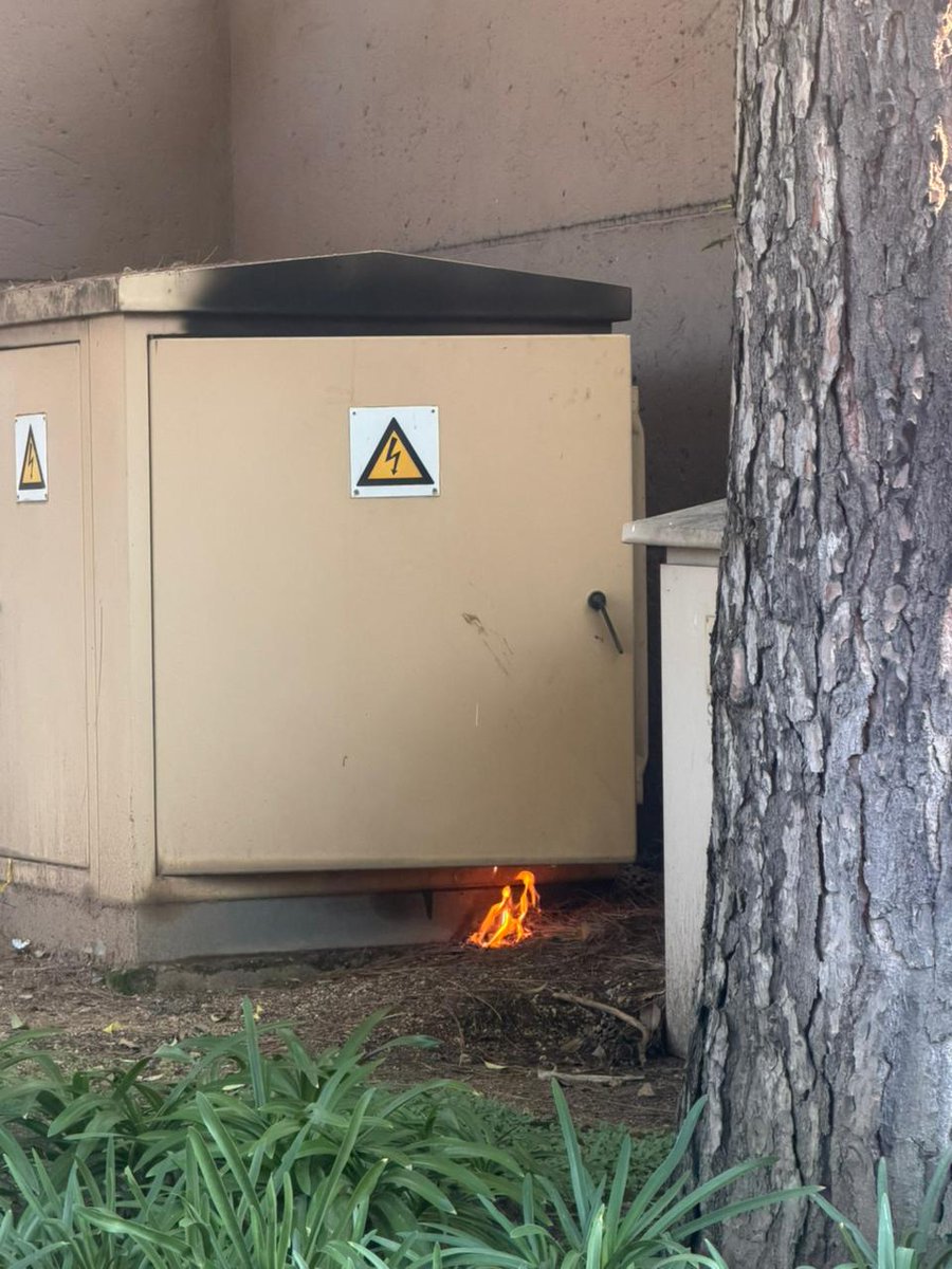 Fidelity_Secure's tweet photo. Fidelity #SecureFire responded swiftly to an electrical box fire in Bryanston, working alongside local municipal fire services.

The fire was brought under control, and crews conducted safety checks to ensure there was no risk of reignition.

#FireSafety https://t.co/53GfYxX8a4