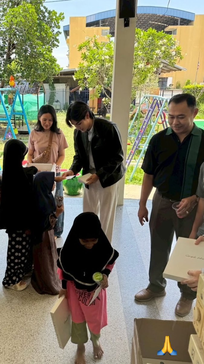 bamnieboondin's tweet photo. 【📢IGS: chen_rcj @ChenRcj 】
#จุงอาเชน #JoongArchen

Aydin family went to do charity work
…….🙏🏻❤️🙏🏻 https://t.co/7C90Ifv34v