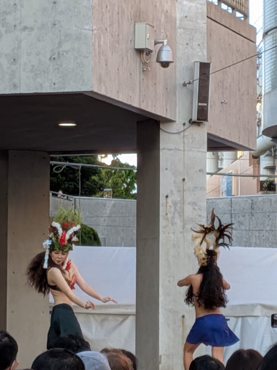 JCJKが踊るポリネシアダンスを見てます