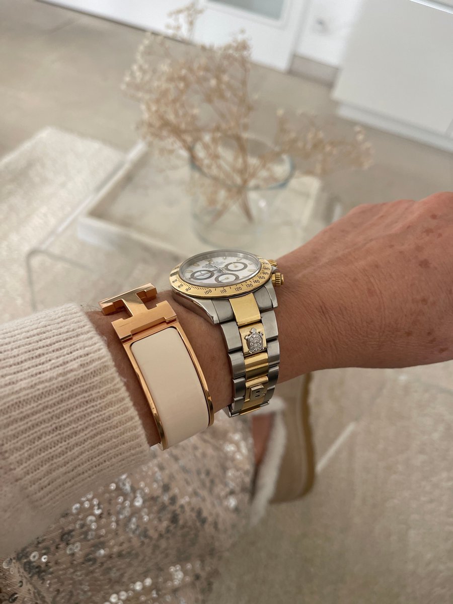 TimeappMilano's tweet image. Embrace individuality with the removable diamond letter by TimeAPP Milano, seamlessly accentuating this Rolex bracelet. A luxurious touch amid a refined atmosphere. #TimeAppMilano #Rolex #jewelry