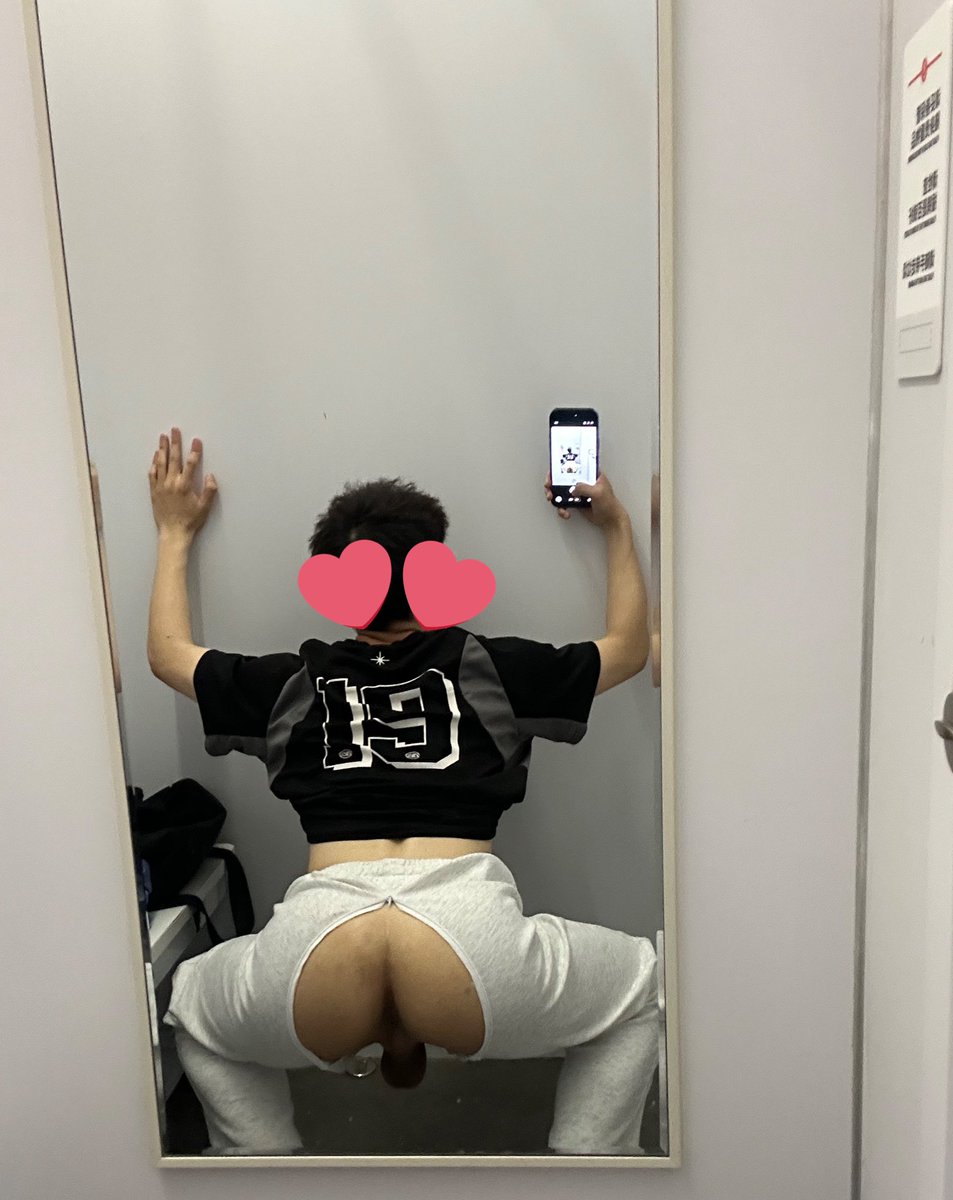 Wildness7799's tweet photo. 更衣室play？好想闻着雄臭原味儿被1S粗口啊，顶级过肺   #反差  #露出 #母狗 #雄臭 #北京 #直男  #伪s https://t.co/2o2qZcJMqn