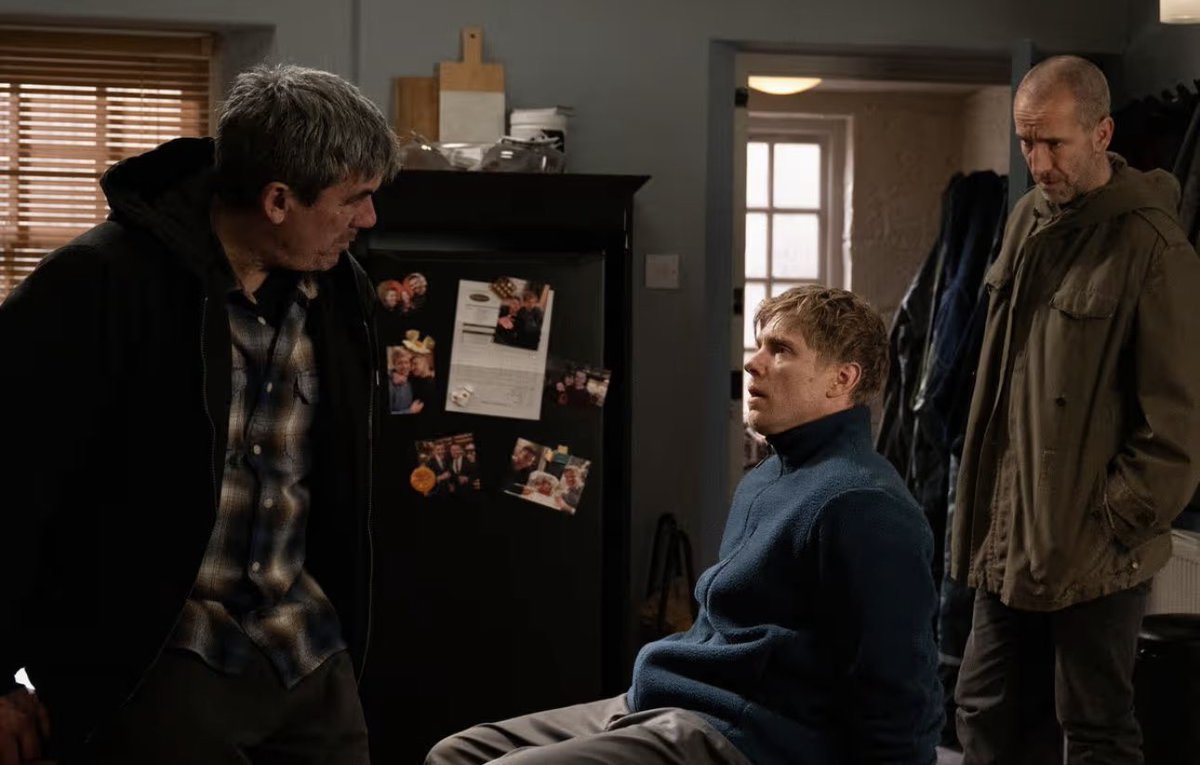 Lauz_PB's tweet photo. Getting revenge for his wife is magnificent ๐๐ฎโ๐จ Go on Master Cain Dingle do a hatchet job on the loser ๐๐คค๐ #Coira #CainDingle #SamDingle #Emmerdale https://t.co/tPp9GBKeYA