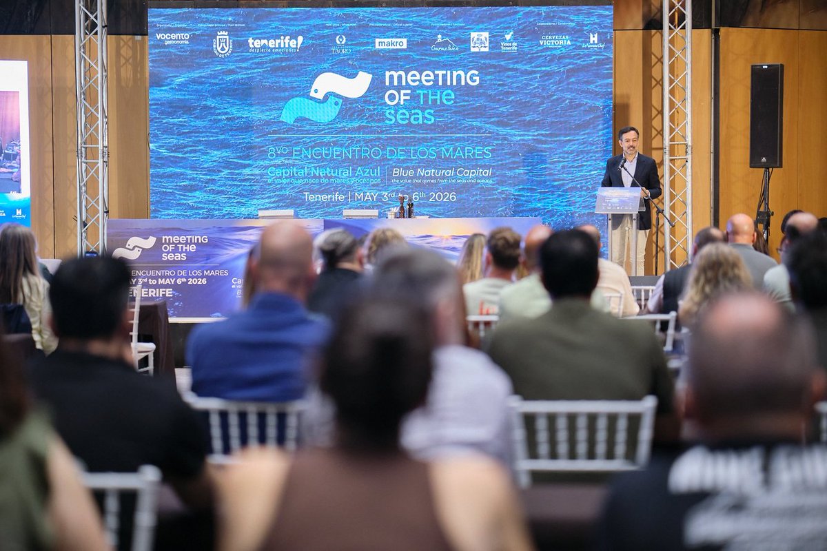 CabildoTenerife's tweet photo. 🌊🐠🦑 #ENCUENTROMARES #EDM26 𝗘𝗹 𝗘𝗻𝗰𝘂𝗲𝗻𝘁𝗿𝗼 𝗱𝗲 𝗹𝗼𝘀 𝗠𝗮𝗿𝗲𝘀 𝗮𝗯𝗼𝗴𝗮 𝗲𝗻 𝗧𝗲𝗻𝗲𝗿𝗶𝗳𝗲 𝗽𝗼𝗿𝗾𝘂𝗲 𝗹𝗮 𝘃𝗶𝗱𝗮 𝗺𝗮𝗿𝗶𝗻𝗮 𝗮𝗱𝗾𝘂𝗶𝗲𝗿𝗮 𝘂𝗻 𝘃𝗮𝗹𝗼𝗿 𝘁𝗮𝗻𝗴𝗶𝗯𝗹𝗲 𝗽𝗮𝗿𝗮 𝗾𝘂𝗲 𝗽𝘂𝗲𝗱𝗮 𝘀𝗲𝗿 𝗿𝗲𝗴𝘂𝗹𝗮𝗱𝗮.

💬 El biólogo marino 𝗖𝗮𝗿𝗹𝗼𝘀 𝗗𝘂𝗮𝗿𝘁𝗲 advierte del 𝗱𝗲𝘁𝗲𝗿𝗶𝗼𝗿𝗼 𝗮𝗰𝗲𝗹𝗲𝗿𝗮𝗱𝗼 𝗱𝗲 𝗹𝗼𝘀 𝗲𝗰𝗼𝘀𝗶𝘀𝘁𝗲𝗺𝗮𝘀 𝗺𝗮𝗿𝗶𝗻𝗼𝘀 y defiende incorporar su valor al sistema económico para frenar su explotación.

✔️ La primera jornada giró en torno al valor de los océanos como motor de vida, economía y alimentación.

💬 @Lope_afonso, vicepresidente del Cabildo y consejero de Turismo 👉🏼 “Como isla, entendemos el mar no solo como un recurso, sino como parte esencial de nuestra identidad y de nuestro modelo de desarrollo. Y este foro refuerza nuestro compromiso con una estrategia turística sostenible”.

ℹ️ https://t.co/vAPLqmLS9k