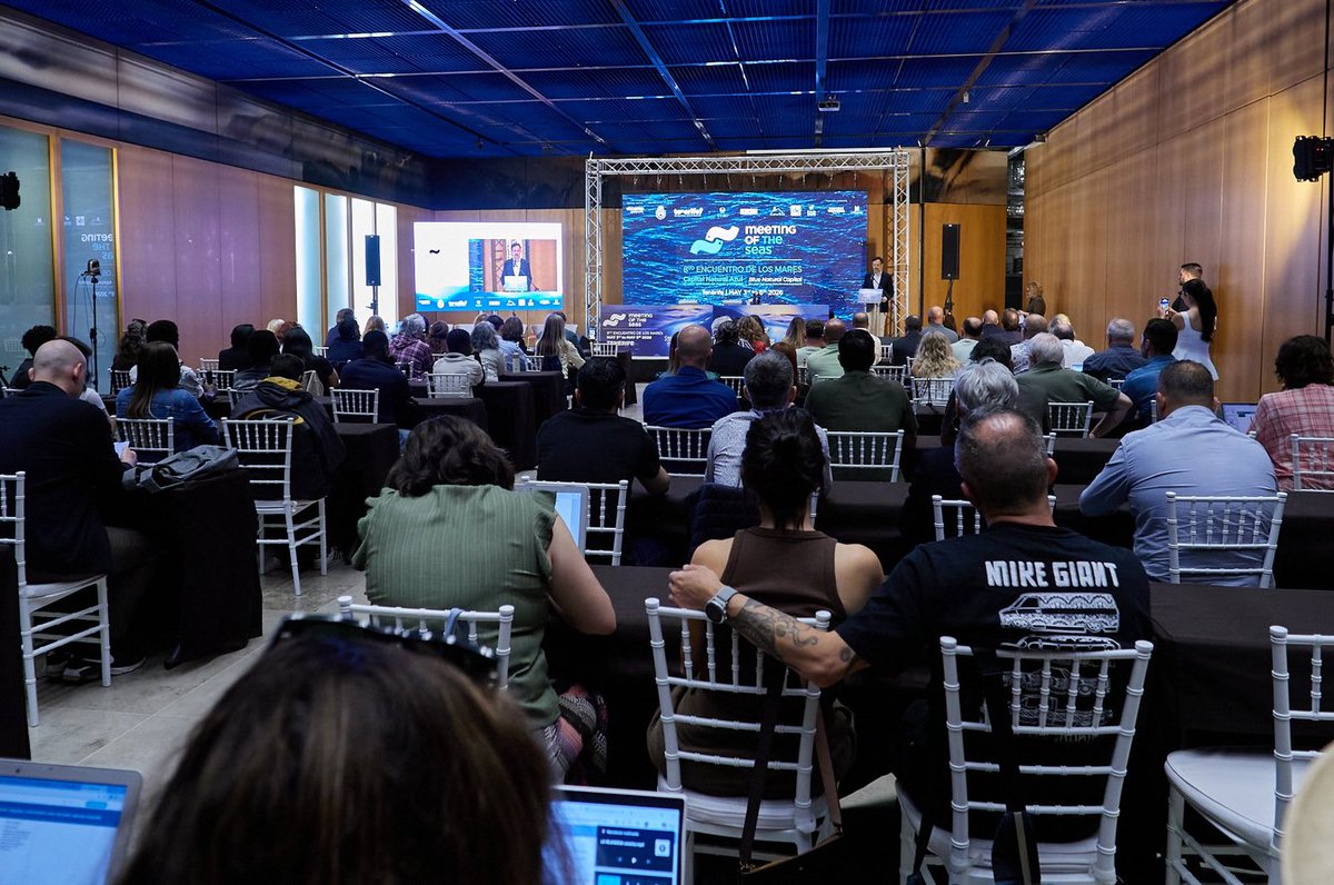 CabildoTenerife's tweet photo. 🌊🐠🦑 #ENCUENTROMARES #EDM26 𝗘𝗹 𝗘𝗻𝗰𝘂𝗲𝗻𝘁𝗿𝗼 𝗱𝗲 𝗹𝗼𝘀 𝗠𝗮𝗿𝗲𝘀 𝗮𝗯𝗼𝗴𝗮 𝗲𝗻 𝗧𝗲𝗻𝗲𝗿𝗶𝗳𝗲 𝗽𝗼𝗿𝗾𝘂𝗲 𝗹𝗮 𝘃𝗶𝗱𝗮 𝗺𝗮𝗿𝗶𝗻𝗮 𝗮𝗱𝗾𝘂𝗶𝗲𝗿𝗮 𝘂𝗻 𝘃𝗮𝗹𝗼𝗿 𝘁𝗮𝗻𝗴𝗶𝗯𝗹𝗲 𝗽𝗮𝗿𝗮 𝗾𝘂𝗲 𝗽𝘂𝗲𝗱𝗮 𝘀𝗲𝗿 𝗿𝗲𝗴𝘂𝗹𝗮𝗱𝗮.

💬 El biólogo marino 𝗖𝗮𝗿𝗹𝗼𝘀 𝗗𝘂𝗮𝗿𝘁𝗲 advierte del 𝗱𝗲𝘁𝗲𝗿𝗶𝗼𝗿𝗼 𝗮𝗰𝗲𝗹𝗲𝗿𝗮𝗱𝗼 𝗱𝗲 𝗹𝗼𝘀 𝗲𝗰𝗼𝘀𝗶𝘀𝘁𝗲𝗺𝗮𝘀 𝗺𝗮𝗿𝗶𝗻𝗼𝘀 y defiende incorporar su valor al sistema económico para frenar su explotación.

✔️ La primera jornada giró en torno al valor de los océanos como motor de vida, economía y alimentación.

💬 @Lope_afonso, vicepresidente del Cabildo y consejero de Turismo 👉🏼 “Como isla, entendemos el mar no solo como un recurso, sino como parte esencial de nuestra identidad y de nuestro modelo de desarrollo. Y este foro refuerza nuestro compromiso con una estrategia turística sostenible”.

ℹ️ https://t.co/vAPLqmLS9k