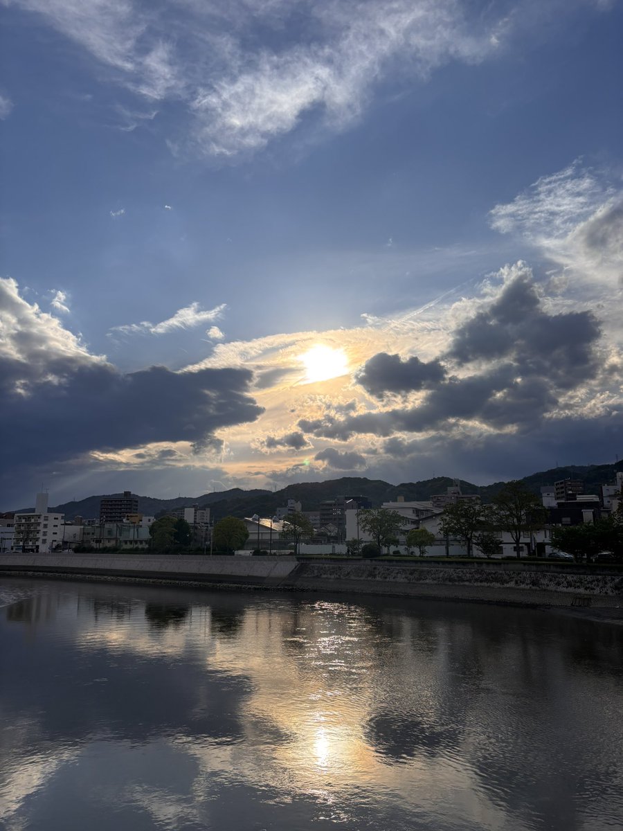 takemutsukun's tweet photo. イマソラ
ゴールデンウィーク遊びつくした？
明日も楽しみましょうー https://t.co/3tt5eK74Po