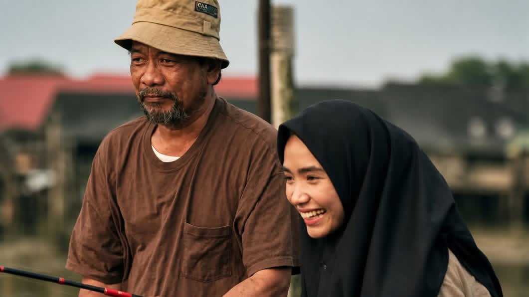 BISIK PADA LANGIT. 

Salah satu lakonan arwah Jalil Hamid yang tersangat &amp; terpaling menyentuh hati &amp; perasaan. Pembawakan watak sarat dengan sedih &amp; pasrah seorang ayah kehilangan satu satunya anak perempuan di bumi asing.