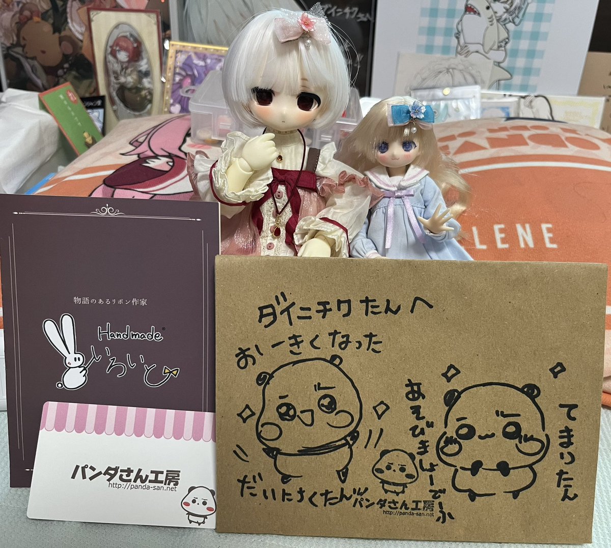 Dainichiku_Bro's tweet photo. 名古屋クリエイターズマーケット

@iroit0さんのピンクと青のリボン、@panda3kbさんのパンダさんシールを
購入しました。

うちの子2人と一緒におじゃましました。
うちの子可愛がってもらったり、
数年前初めてお会いした頃のお話をしたりと楽しかったです(*ˊ˘ˋ*) https://t.co/ich75LTawg