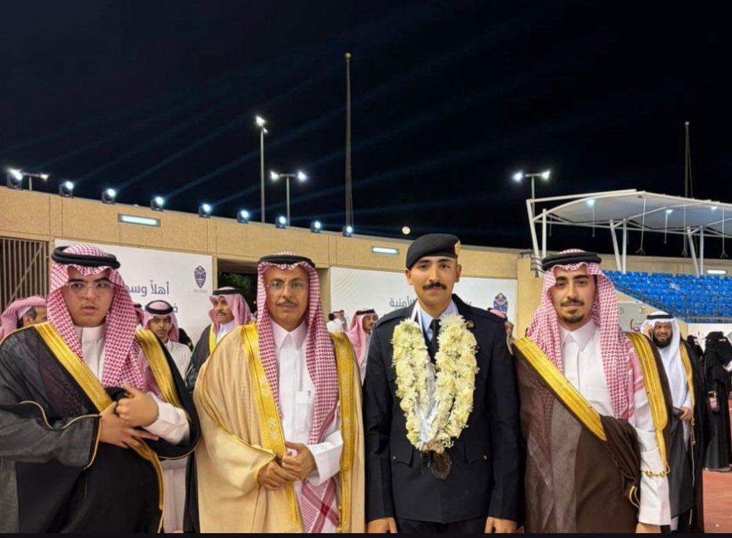 ALsadounn7's tweet photo. نبارك ل الملازم 
ماجد بن غازي بن عبدالعزيز العبدالله المشاري السعدون 

بمناسبة تخرجه من كلية الملك فهد الأمنية 
بدرجة بكالوريوس العلوم الأمنية

جعلها الله عوناً له على الطاعة .

#آل_سعدون 
#الأشراف https://t.co/4jB60WcPqB