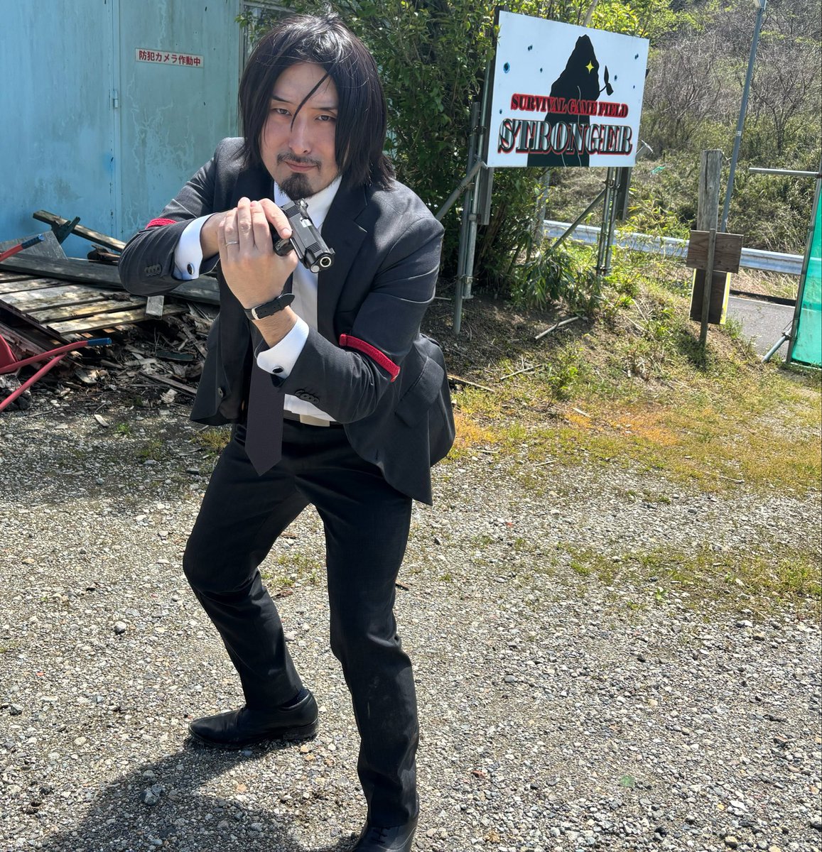 Frost24401772's tweet photo. 遅くなりましたが、5.2 はタイキさん主催のスーツサバゲーにチャプター2で参加！

今回スーツでのゲームデビューを果たした妻と一緒に精一杯楽しませていただきました(^^)

久しぶりにスーツを着たので超楽しかったです！また機会がありましたら是非よろしくお願いします！ https://t.co/sncvh3i89s