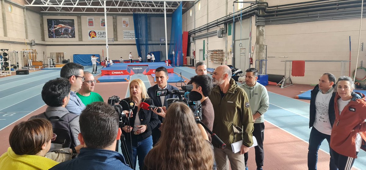 CFIEdeSoria's tweet photo. Rueda de prensa con Yolanda de Gregorio para dar voz a la escuela rural y poner en valor el trabajo de todos los implicados en el #VEncuentroInterCRAS.
 🌱🏫 ¡Comenzamos!
#FormaciónCyL #GradodeInfantil
@educacyl @CAEPSORIA  @CAFYDSoria  @CFIEdeSoria https://t.co/jSbUshoi38