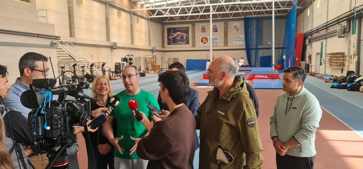 CFIEdeSoria's tweet photo. Rueda de prensa con Yolanda de Gregorio para dar voz a la escuela rural y poner en valor el trabajo de todos los implicados en el #VEncuentroInterCRAS.
 🌱🏫 ¡Comenzamos!
#FormaciónCyL #GradodeInfantil
@educacyl @CAEPSORIA  @CAFYDSoria  @CFIEdeSoria https://t.co/jSbUshoi38
