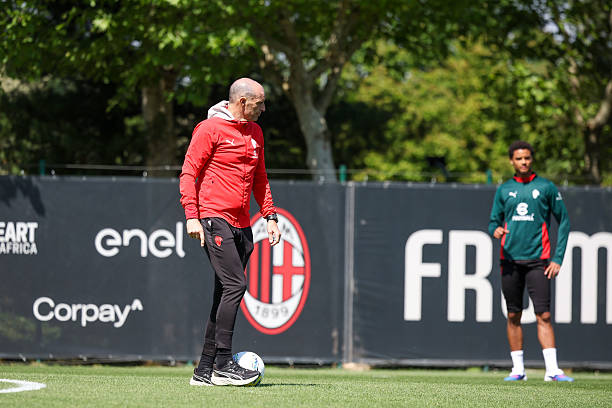 AyobBig's tweet image. 🔴⚫️ كورييري ديلا سيرا | رسالة أليغري للاعبين:

«نحن لسنا هؤلاء. دعونا نرفع رؤوسنا ونبقى متحدين، فالمصير لا يزال بأيدينا.»

رسالة قوية ومباشرة من المدرب ماسيميليانو أليغري لرفع معنويات الفريق بعد الخسارة وتجاوز الأزمة الحالية. 🗣️💪

#Milan #Allegri #Rossoneri #SerieA #ForzaMilan
