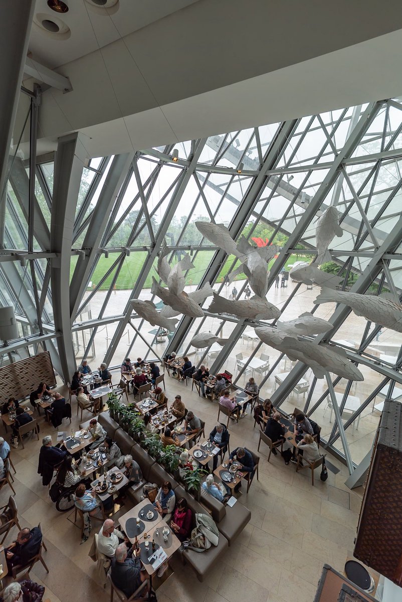 Tak_OKU's tweet photo. Fondation Louis Vuitton / Frank O Gehry、内観。展示室の間の空間のあり方はビルバオなどと似ていて、むしろやや大人しいと感じたが、屋外テラスの天蓋下の空間とそこから見る街並みがハイライト。 https://t.co/7RbuSFiNUl