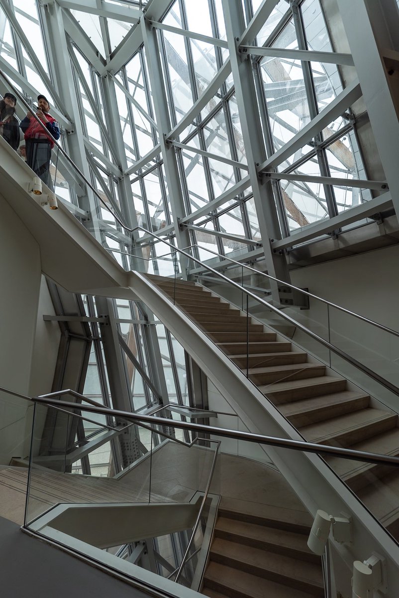 Tak_OKU's tweet photo. Fondation Louis Vuitton / Frank O Gehry、内観。展示室の間の空間のあり方はビルバオなどと似ていて、むしろやや大人しいと感じたが、屋外テラスの天蓋下の空間とそこから見る街並みがハイライト。 https://t.co/7RbuSFiNUl