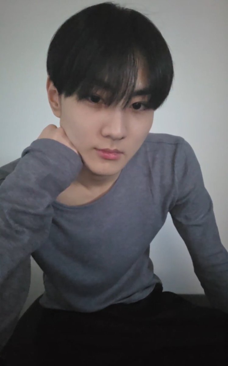 honinane's tweet photo. 자세히보면 입술안쪽 약간 터졋는데
혹시 어제 콘끝나고 무슨일이잇던거야?. https://t.co/oa72hBpBFF