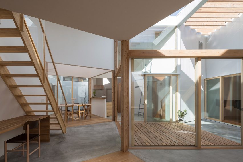 jpubalde's tweet photo. Un patró geomètric d'habitacions de forma quadrada connectades per zones de circulació en forma de rombe constitueix aquesta casa a Hokusetsu, Osaka, de l'estudi japonès Tato Architects, 2019:

https://t.co/i20as1hd9g https://t.co/vOd4zDAu1T
