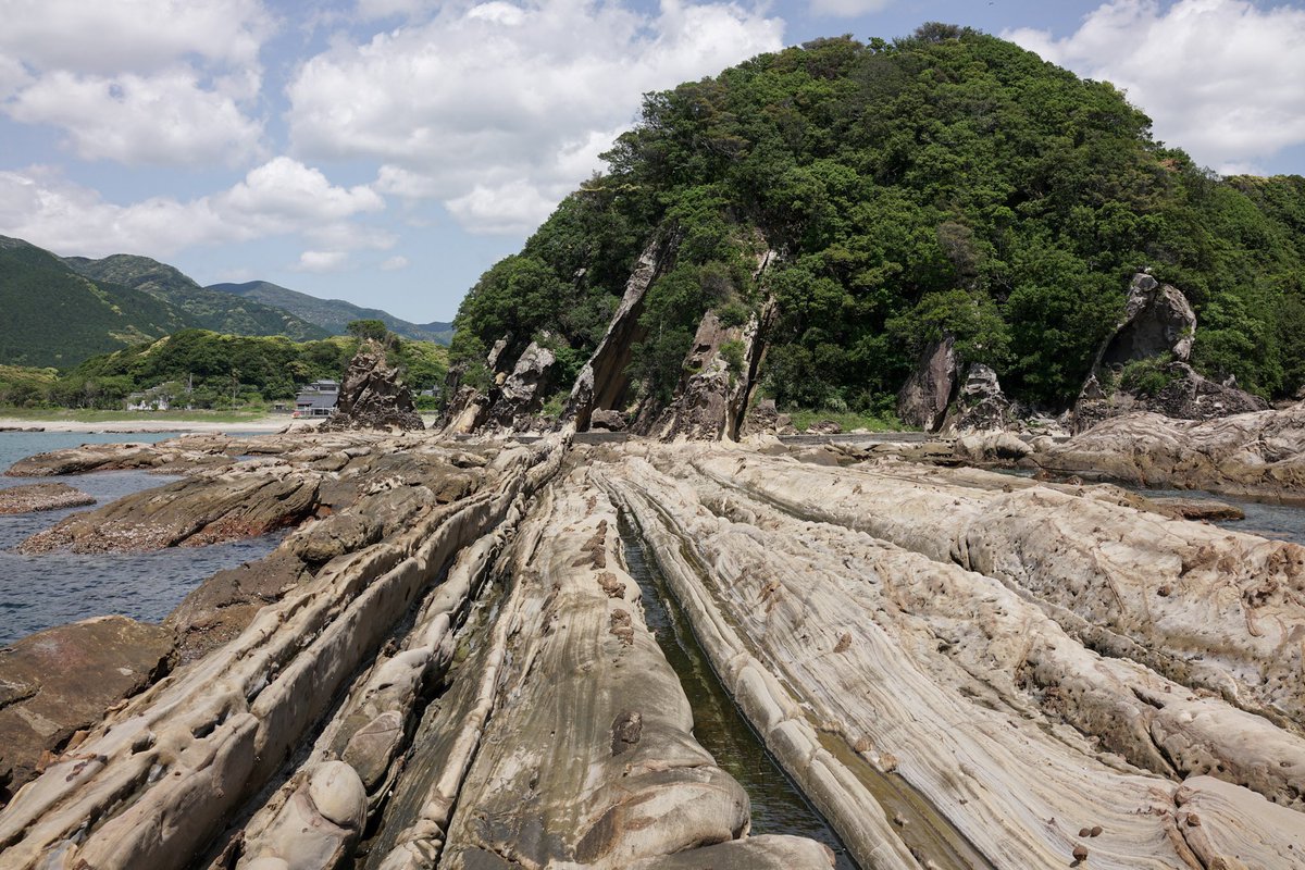 hakazari's tweet photo. 先週の竜串海岸。大雨に洗い流された砂岩は硬く、足元から湧き上がる波の音は穏やかだった。 https://t.co/kz5WXQrm6m
