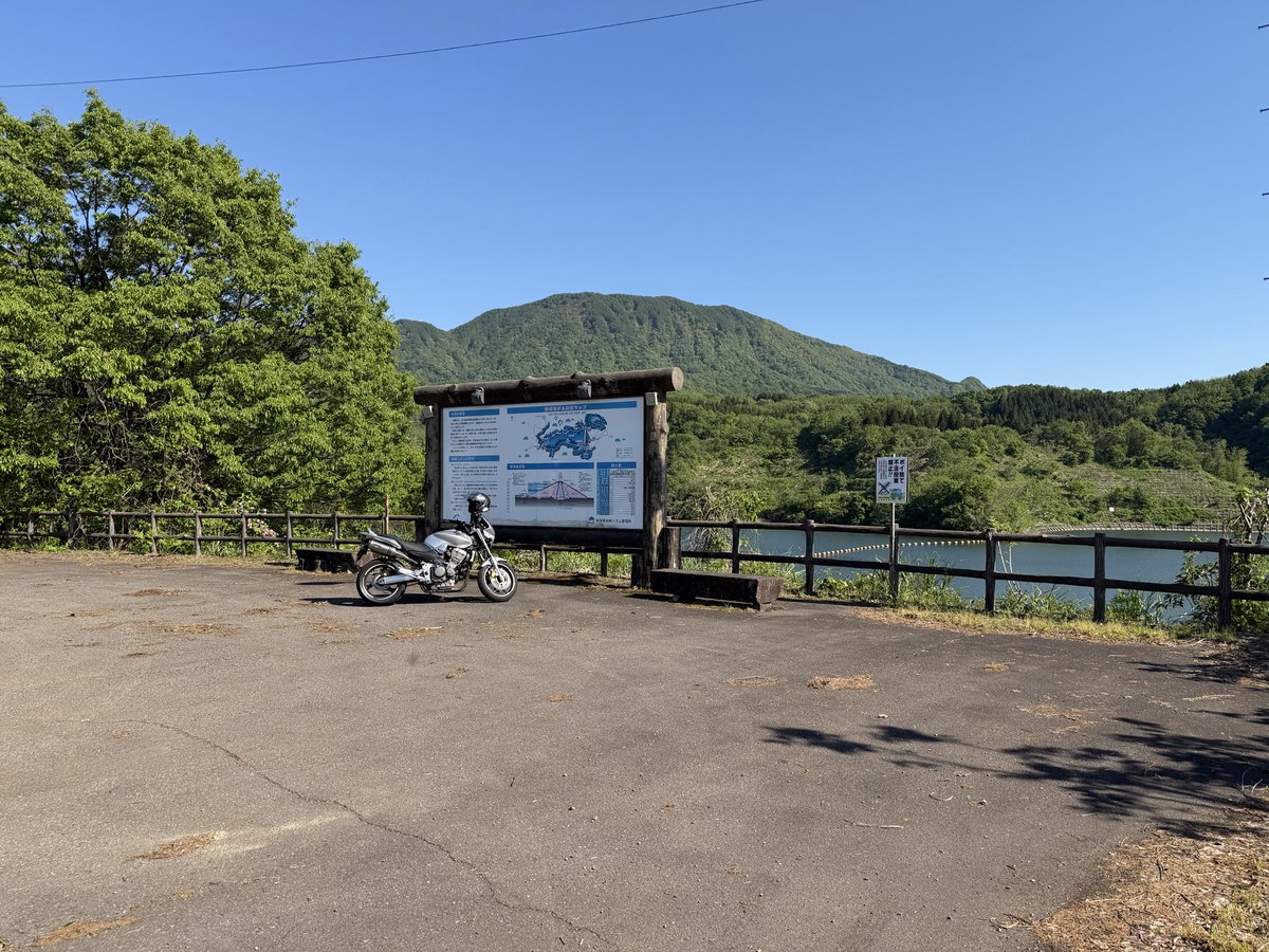 janjan0468's tweet photo. 寒くなく暑くもなく気持ちいい
新緑の山々がとても気持ちいい
生姜醤油ラーメンも美味しい
#バイク
 #ラーメン 
＃新潟 https://t.co/bry67q96Mw