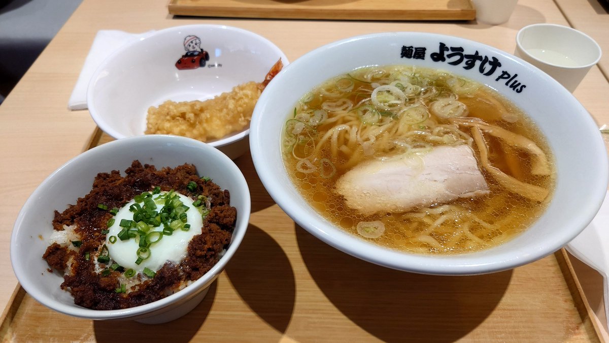 今日は華厳の滝と戦場ヶ原。
渋滞にはさほどはまらずすんなりいけました。滝は水量減ってると聞いていたのですが高さある分迫力が凄かったです。
帰り道〆に佐野ラーメン食べて帰宅。
美味しゅうございました(*´ω`*)
久々の旅行で体バキバキですわ。