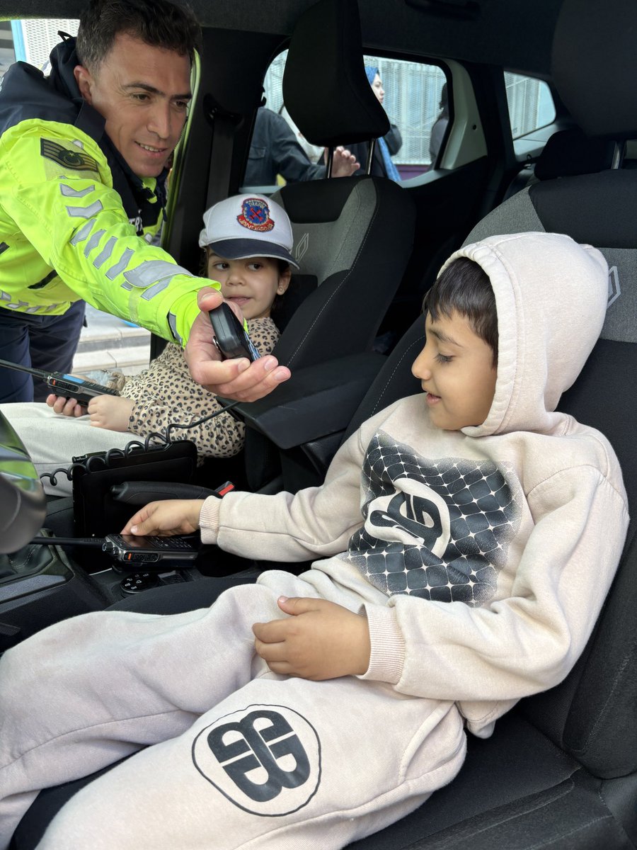 zbeydehanimana1's tweet photo. Çınar İlçe Jandarma Komutanlığı’ndan Minik Yüreklere Büyük Dokunuş👏

Okulumuzda, trafik bilincini erken yaşta kazandırmak amacıyla düzenlenen “Trafik Haftası” etkinliği🚔👮‍♀️🚥 

#HerAdımSevgiyle
@Diyarbakirmem 
@cinarkaymakamlk 
@Z_Erdogan53 
@mebcinarmem 
@ysfgzl0 https://t.co/0UU0gaz5rJ