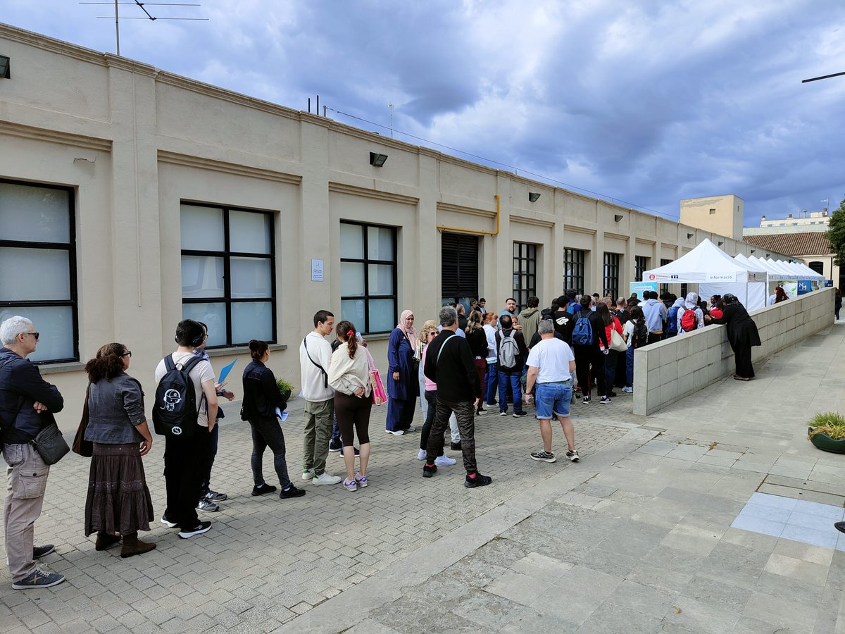 treballempresa's tweet photo. #AraMateix al pati del #VaporLlonch, empreses amb presència al territori realitzen entrevistes de selecció per cobrir llocs de treball de temporada.
ℹ️L'acte és obert fins la 13 h. L'entrada és lliure.
#SBDTreball https://t.co/K4XvZRsXfe