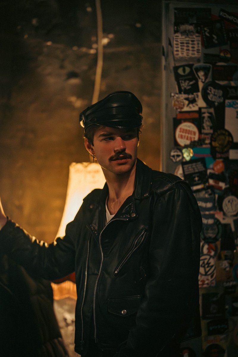 And to everyone rediscovering leather after the met gala, welcome back we missed you !